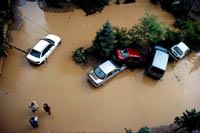 Giresun'da sel sular� y�zlerce arac� yuttu