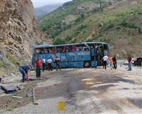 Polis otob�s� devrildi