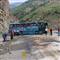 Polis otob�s� devrildi
