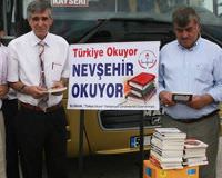 Terminalde yolculara kitap da��t�ld�