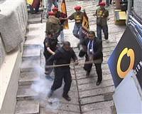 Muhalif televizyona sald�r�