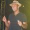 Sahneye kovboy �apkas� ile ��kt�