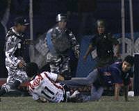 Futbolcuya b��akl� sald�r�