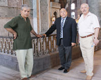Soldan sa�a:  ANI Tour'un sahibi Veli �ilsal, Ayasofya M�zesi M�d�r� Do�.Dr. Haluk Dursun, T�RSAB �stanbul Asya BYK.Ba�kan� Nezih ��karde�ler.