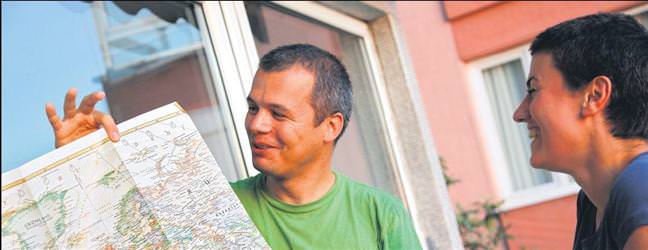 Macera pe�indeki gezgin �ift