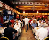 Taksim'de konuklar� reng�renk bir iftar...