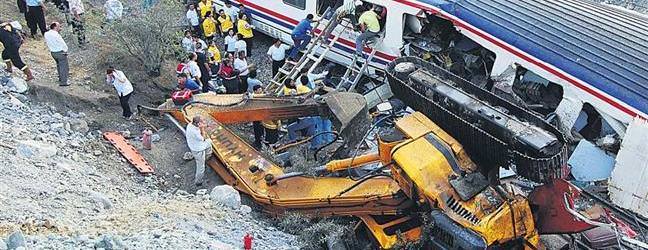 Eski�ehir-�stanbul treni i� makinesiyle �arp��t�
