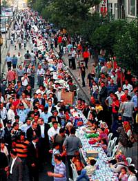 3 kilometrelik iftar sofras�na 10 bin ki�i oturdu