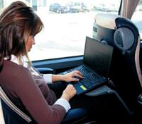 U�akla yar��an otob�sler internetle fark yarat�yor