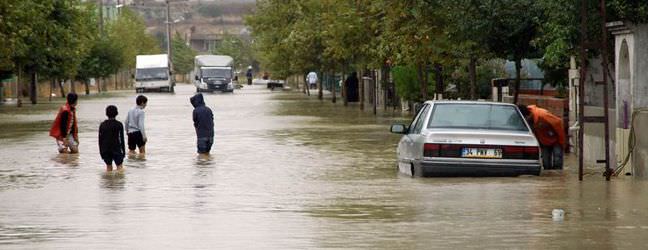 �stanbul'da sel i�in alarma ge�ildi