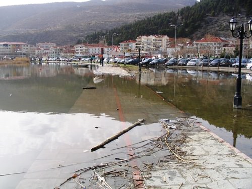 Kom�uyu da sel bast�: 1 �l�
