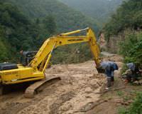 Giresun'da heyelan yollar� kapatt�
