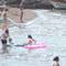 Mu�lada turistler denize girdi