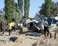 Yolcu treni kamyonetle �arp��t�: 3 �l�