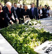 Papandreu yeni bir ba�lang�� i�in geldi