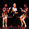 Bilginer sahnede Elvis gibi kal�a sall�yor