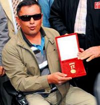 Madalyas�n� iade i�in valiye gitti