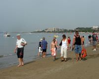 Turistler denizin tad�n� ��kard�