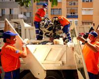 �zmir'de bir evden iki kamyon ��p ��kt�