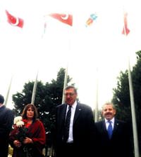 Bayraklar yan yana