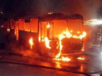�mraniye'de belediye otob�s�ne molotoflu sald�r�