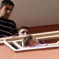 �� ya��ndaki �ocu�u itfaiye kurtard�