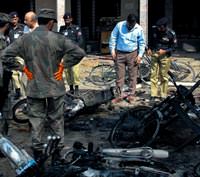 Pakistan'da iki �ehirde intihar bombalar�: 35 �l�