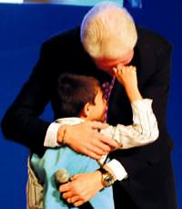 10 y�l sonra Clinton'�n burnunu yine s�kt�
