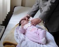 3 ayl�k bebe�i soka�a att�lar