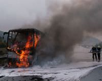 Turistleri ta��yan otob�ste yang�n