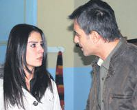 Yollar� otel odas�nda kesi�iyor!