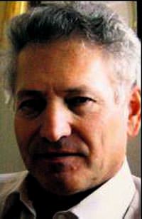 Yunanl� yazar az kals�n dayak yiyordu