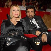 Fl�rt�m�z hunharca s�r�yor