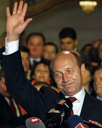 Romanya'da Basescu az farkla �nde