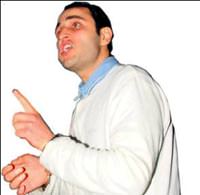Mahkeme k�rs�s�ne ��k�p savc�y� yumruklad�