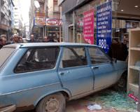 Otomobil d�kkana girdi