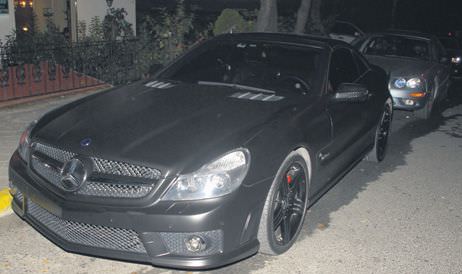 350 bin liral�k arac�n� b�rak�p gitti