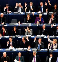 Bildt: AB kap�s�n� a��k tutmal�y�z