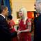 Obama davetsiz misafirleri kap�da kar��lam��
