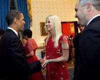 Obama davetsiz misafirleri kap�da kar��lam��
