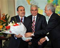 Siyasi partilerde bayramla�ma