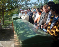 Yan yana topra�a verildiler