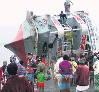 Banglade�'te feribot alabora oldu: 30 �l�