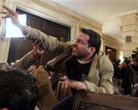 El Zeydi'ye de ayakkab� at�ld�