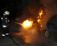 �stanbul'da 12 ara� kundakland�