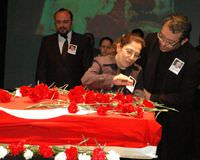 Sahnede �len tiyatrocu u�urland�