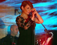Konserine �i�ekle destek vermi�