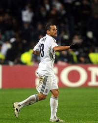 Gol y�k�n� Bobo �ekiyor
