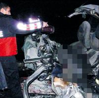 Otomobiller kafa kafaya �arp��t�: 4 �l�