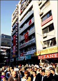 �zmir'de bayrakl� tepki